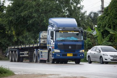 Chiangmai, Tayland - 3 Ağustos 2018: Özel Cnhtc kamyon ve konteyner kargo. Fotoğraf Road'da yok 121 hakkında 8 km şehir merkezine Chiangmai Tayland.
