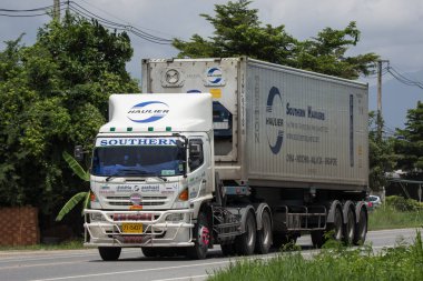Chiangmai, Tayland - 7 Ağustos 2018: Römork konteyner kargo kamyon Güney tatil şirket şirket. Fotoğrafa yol no.1001 8 km şehir merkezine, Tayland.