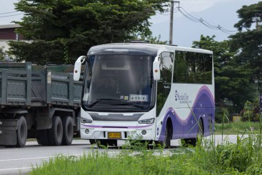 Chiangmai, Tayland - 7 Ağustos 2018: Seyahat Otobüs standart tur. Fotoğraf Road Hayır 121 hakkında 8 km şehir merkezine Chiangmai, Tayland.