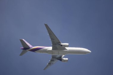 Chiangmai, Tayland - 11 Eylül 2018: Boeing 777-200 Hs-Tjc, Tayland hava yolu. Bangkok Suvarnabhumi Tayland'a Chiangmai Havaalanı'ndan çıkar.