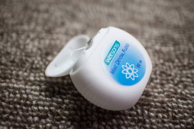 Chiangmai, Tayland - 14 Eylül 2018: Ürün atış Watsonlar naneli diş ipi. Temiz dişler için.