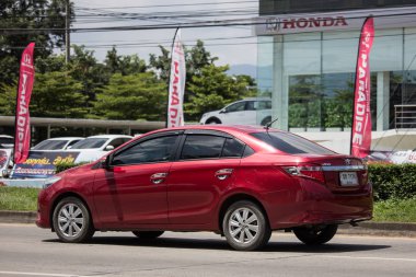 Chiangmai, Tayland - 11 Eylül 2018: Özel Sedan araba Toyota Vios. Yol no.1001 Chiangmai iş alanı 8 km.