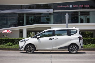 Chiangmai, Tayland - 11 Eylül 2018: Toyota otomobil, Toyota Sienta Mini Mpv Van yeni ürün. Yol no.1001, Chiangmai şehir merkezine 8 km.