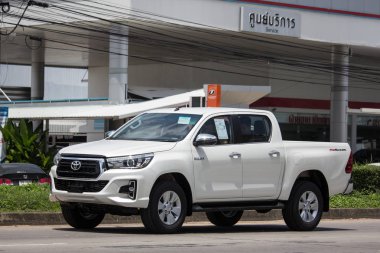 Chiangmai, Tayland - 11 Eylül 2018: Özel pikap kamyon yeni araba Toyota Hilux Revo Rocco. Yol no.1001, Chiangmai şehir merkezine 8 km.