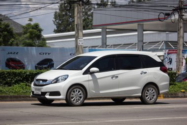 Chiangmai, Tayland - 11 Eylül 2018: Özel Honda Mobilio van. Fotoğrafa yol no.121 8 km şehir merkezine Chiangmai, Tayland.