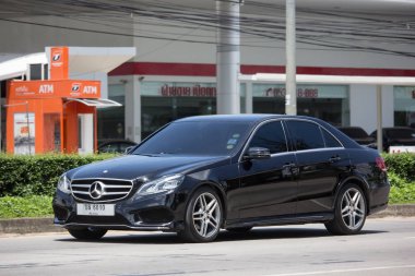 Chiangmai, Tayland - 11 Eylül 2018: lüks araba beyaz Mercedes Benz E250. Radyal yol no.1001 kuzeyinde chiangmai şehir fotoğraf.