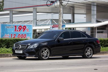 Chiangmai, Tayland - 11 Eylül 2018: lüks araba beyaz Mercedes Benz E250. Radyal yol no.1001 kuzeyinde chiangmai şehir fotoğraf.