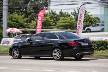 Chiangmai, Tayland - 11 Eylül 2018: lüks araba beyaz Mercedes Benz E250. Radyal yol no.1001 kuzeyinde chiangmai şehir fotoğraf.