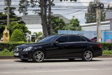Chiangmai, Tayland - 11 Eylül 2018: lüks araba beyaz Mercedes Benz E250. Radyal yol no.1001 kuzeyinde chiangmai şehir fotoğraf.