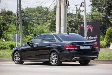 Chiangmai, Tayland - 11 Eylül 2018: lüks araba beyaz Mercedes Benz E250. Radyal yol no.1001 kuzeyinde chiangmai şehir fotoğraf.