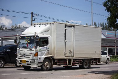 Chiangmai, Tayland - 11 Eylül 2018: Özel Hino kargo kamyon fil taşı. Fotoğrafa yol no.1001 8 km şehir merkezine Chiangmai, Tayland.