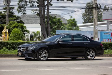 Chiangmai, Tayland - 11 Eylül 2018: lüks araba beyaz Mercedes Benz E220d. Radyal yol no.1001 kuzeyinde chiangmai şehir fotoğraf.