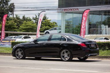 Chiangmai, Tayland - 11 Eylül 2018: lüks araba beyaz Mercedes Benz E220d. Radyal yol no.1001 kuzeyinde chiangmai şehir fotoğraf.