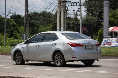 Chiangmai, Tayland - 11 Eylül 2018: Özel otomobil, Toyota Corolla Altis. Onbirinci nesil. Yol no.1001, Chiangmai şehir merkezine 8 km.