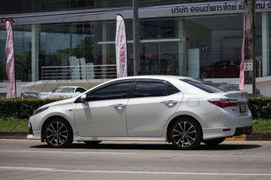 Chiangmai, Tayland - 11 Eylül 2018: Özel otomobil, Toyota Corolla Altis. Onbirinci nesil. Yol no.1001, Chiangmai şehir merkezine 8 km.