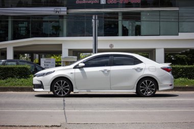 Chiangmai, Tayland - 11 Eylül 2018: Özel otomobil, Toyota Corolla Altis. Onbirinci nesil. Yol no.1001, Chiangmai şehir merkezine 8 km.