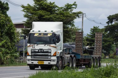 Chiangmai, Tayland - 7 Ağustos 2018: Özel Hino kargo kamyon. Fotoğrafa yol no.1001 8 km şehir merkezine Chiangmai, Tayland.