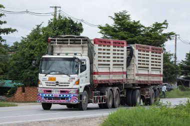 Chiangmai, Tayland - 7 Ağustos 2018: Özel Hino kargo kamyon. Fotoğrafa yol no.1001 8 km şehir merkezine Chiangmai, Tayland.