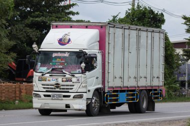 Chiangmai, Tayland - 7 Ağustos 2018: Özel Hino kargo kamyon. Fotoğrafa yol no.1001 8 km şehir merkezine Chiangmai, Tayland.
