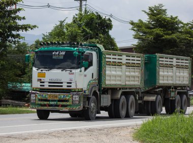 Chiangmai, Tayland - 7 Ağustos 2018: Özel Isuzu kargo kamyon. Fotoğrafa yol no.1001 8 km şehir merkezine Chiangmai, Tayland.