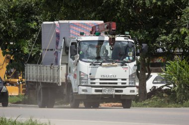 Chiangmai, Tayland - 7 Ağustos 2018: Özel Isuzu kargo kamyon. Fotoğrafa yol no.1001 8 km şehir merkezine Chiangmai, Tayland.