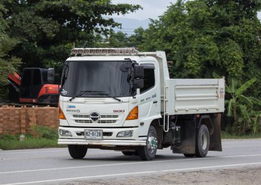 Chiangmai, Tayland - 7 Ağustos 2018: Özel Hino damperli kamyon. Yol no.1001 Chiangmai iş alanı 8 km.