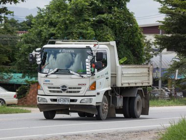 Chiangmai, Tayland - 7 Ağustos 2018: Özel Hino damperli kamyon. Yol no.1001 Chiangmai iş alanı 8 km.