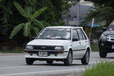 Chiangmai, Tayland - 7 Ağustos 2018: Eski özel araba, Toyota Starlet. Yol no.1001, Chiangmai şehir merkezine 8 km.