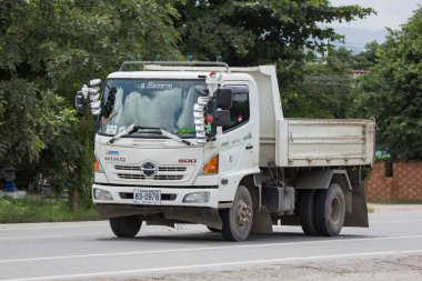 Chiangmai, Tayland - 7 Ağustos 2018: Özel Hino damperli kamyon. Yol no.1001 Chiangmai iş alanı 8 km.