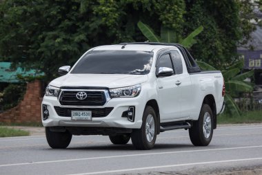Chiangmai, Tayland - 7 Ağustos 2018: Özel pikap kamyon yeni araba Toyota Hilux Revo Rocco. Yol no.1001, Chiangmai şehir merkezine 8 km.