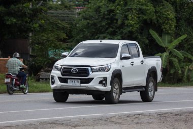 Chiangmai, Tayland - 7 Ağustos 2018: Özel pikap kamyon yeni araba Toyota Hilux Revo Rocco. Yol no.1001, Chiangmai şehir merkezine 8 km.