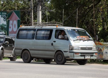 Chiangmai, Tayland - 7 Ağustos 2018: özel okul van (Beyaz Toyota Van). Fotoğrafa yol no.121 8 km şehir merkezine Chiangmai, Tayland.