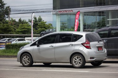 Chiangmai, Tayland - 20 Ağustos 2018: Özel yeni Eko araba Nissan Note. Yol no.1001 Chiangmai şehir merkezine 8 km.