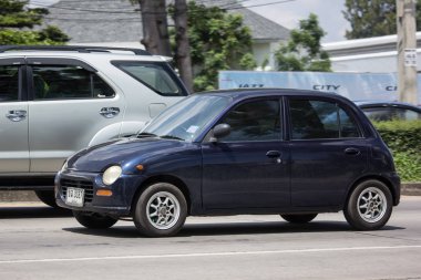 Chiangmai, Tayland - 24 Eylül 2018: Özel Small şehir otomobili, Daihatsu Mira. Fotoğraf Road Hayır 121 hakkında 8 km şehir merkezine Chiangmai, Tayland.