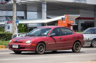 Chiangmai, Tayland - 24 Eylül 2018: Özel araba, Chrysler Neon. Fotoğrafa yol no.121 8 km şehir merkezine Chiangmai, Tayland.