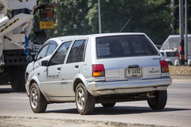 Chiangmai, Tayland - 28 Eylül 2018: Eski özel araba, Toyota Starlet. Yol no.1001, Chiangmai şehir merkezine 8 km.