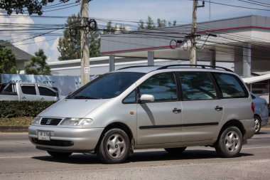 Chiangmai, Tayland - 28 Eylül 2018: Özel Seat Alhambra Van araba. Chiangmai şehrine No.121 yolda araba.