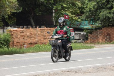 Chiangmai, Tayland - 1 Eylül 2018: Teslimat hizmeti adam bir Motercycle Pizza şirket binmek. Yol no.1001, Chiangmai şehir merkezine 8 km.