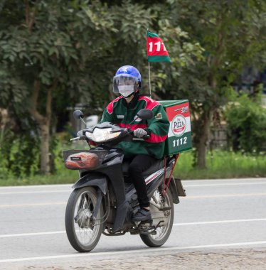 Chiangmai, Tayland - 1 Eylül 2018: Teslimat hizmeti adam bir Motercycle Pizza şirket binmek. Yol no.1001, Chiangmai şehir merkezine 8 km.