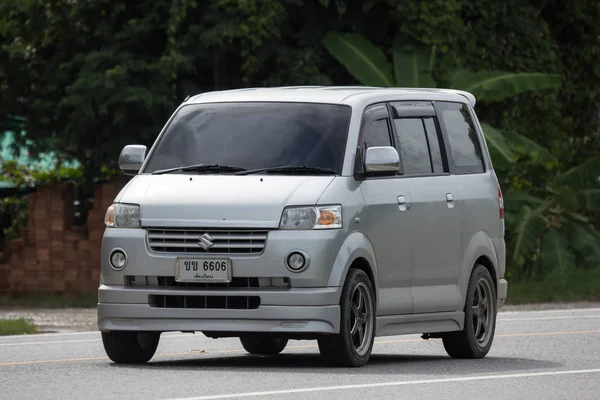 Chiangmai, Tayland - 23 Ağustos 2018: Özel araba, Mini Van Suzuki Apv. Yol no.1001, Chiangmai şehir merkezine 8 km.
