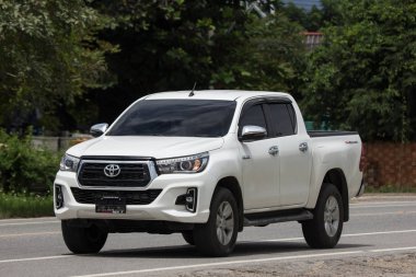 Chiangmai, Tayland - 1 Eylül 2018: Özel pikap kamyon yeni araba Toyota Hilux Revo Rocco. Yol no.1001, Chiangmai şehir merkezine 8 km.