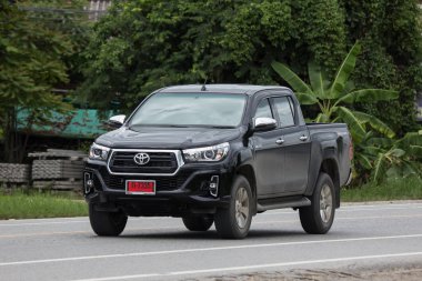 Chiangmai, Tayland - 1 Eylül 2018: Özel pikap kamyon yeni araba Toyota Hilux Revo Rocco. Yol no.1001, Chiangmai şehir merkezine 8 km.