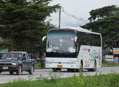 Chiangmai, Tayland - 4 Eylül 2018: Yeni Udomchai taşımacılık şirketi otobüs seyahat. Fotoğraf Road, Chiangmai, Tayland şehir merkezinde.