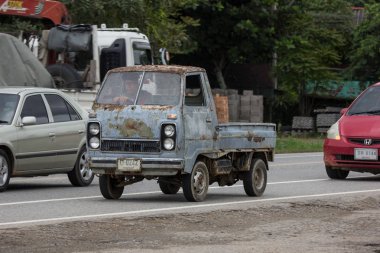 Chiangmai, Tayland - 4 Eylül 2018: Daihatsu Hijet özel eski Mini kamyon. Yol no.1001 Chiangmai şehir merkezine 8 km.
