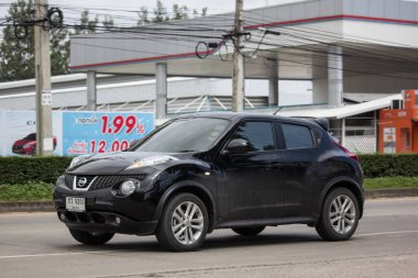 Chiangmai, Tayland - 6 Eylül 2018: Özel araba, Nissan Juke. Yol no.1001, Chiangmai şehir merkezine 8 km.