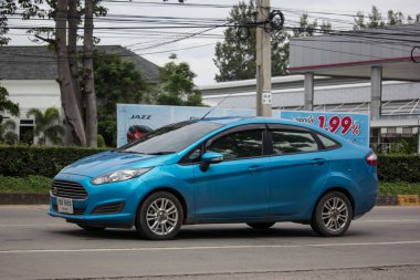 Chiangmai, Tayland - 6 Eylül 2018: Özel Sedan araba Ford Fiesta Amerikan araba motorlarının. Yol no.1001, Chiangmai şehir merkezine 8 km.