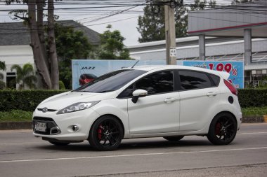 Chiangmai, Tayland - 6 Eylül 2018: Özel Sedan araba Ford Fiesta Amerikan araba motorlarının. Yol no.1001, Chiangmai şehir merkezine 8 km.