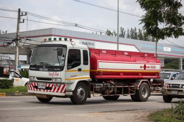 Chiangmai, Tayland - 6 Eylül 2018: Özel yağ tankı kamyon. Kamyon üzerinde yol no.1001, Chiangmai şehir merkezine 8 km.