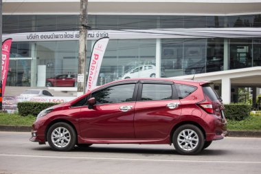 Chiangmai, Tayland - 6 Eylül 2018: Özel yeni Eko araba Nissan Note. Yol no.1001 Chiangmai şehir merkezine 8 km.