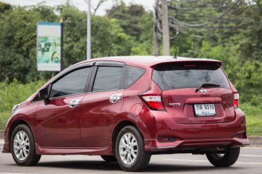 Chiangmai, Tayland - 6 Eylül 2018: Özel yeni Eko araba Nissan Note. Yol no.1001 Chiangmai şehir merkezine 8 km.